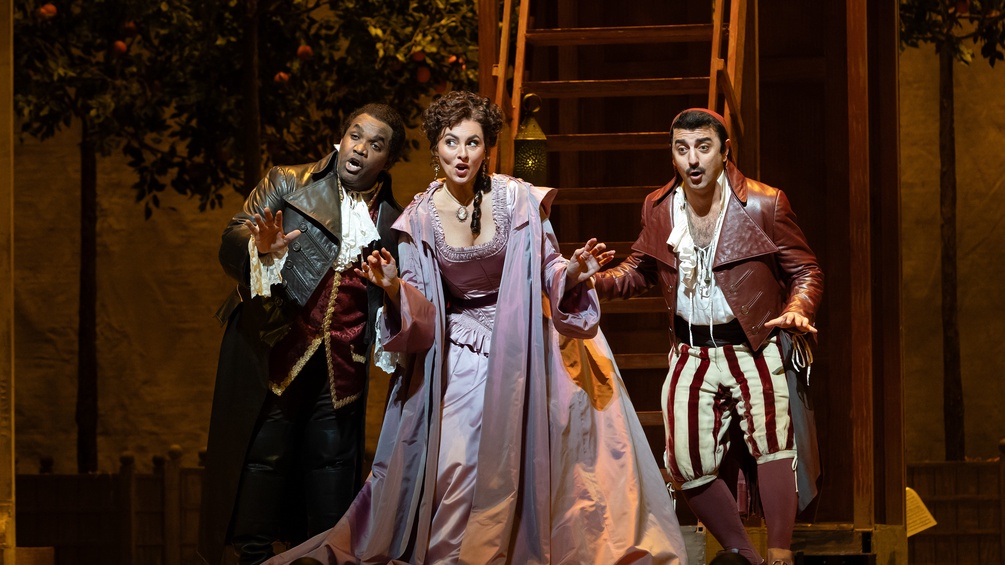 Lawrence Brownlee als Count Almaviva, Isabel Leonard als Rosina, und Davide Luciano als Figaro in Rossinis "Il Barbiere di Siviglia." 