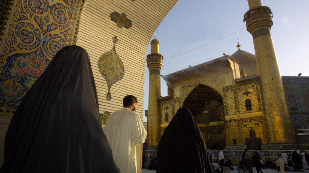 Frauen vor dem Tempel des Propheten Mohammad.
