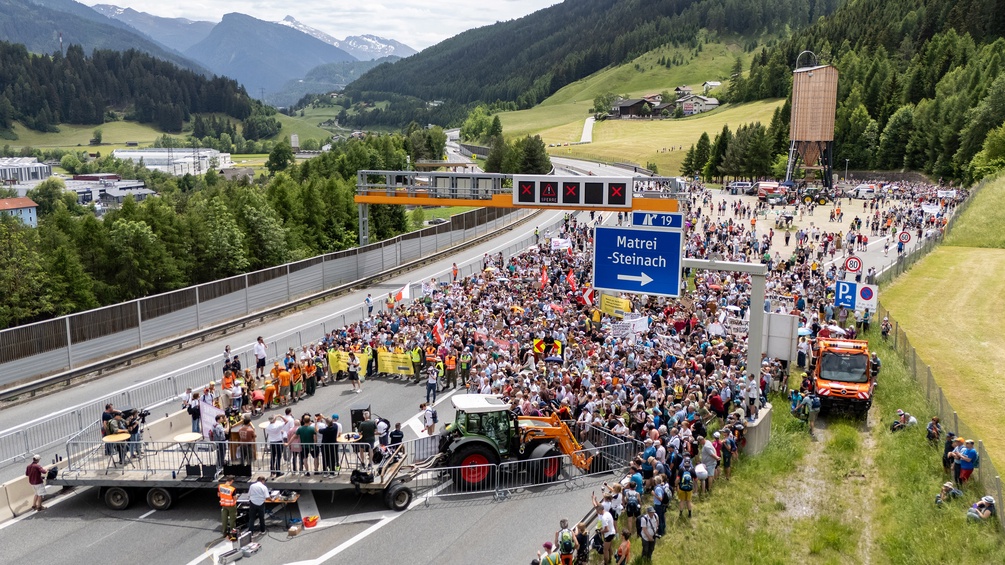 Übersicht auf die Protestkundgebung auf der A13 Brennerautobahn, Mai 2026