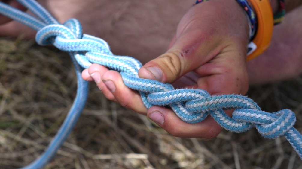 Eine Frau bindet einen Knoten.