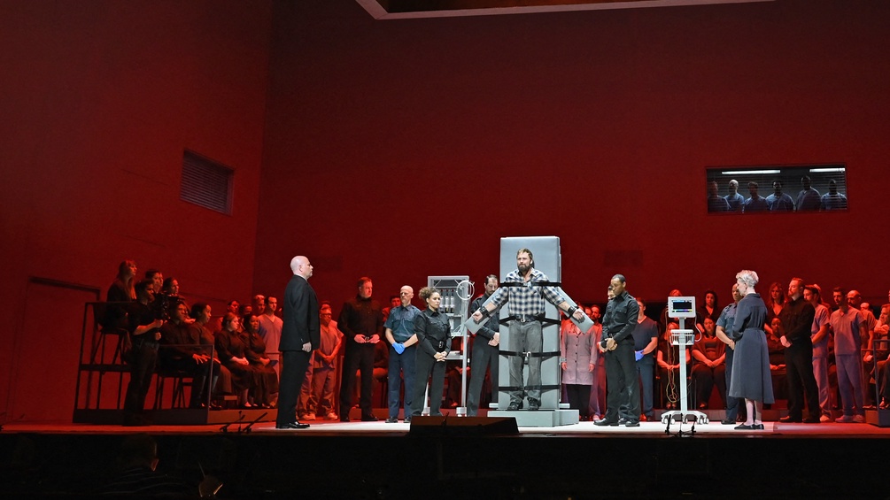 Joyce DiDonato and Ryan McKinny auf der Bühne für "Dead Man Walking" am 21. Oktober 2023 in der Metropolitan Opera von New York.