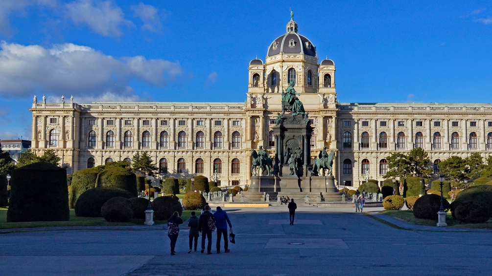 Das Naturhistorische Museum in Wien mit dem Maria-Theresien-Denkmal