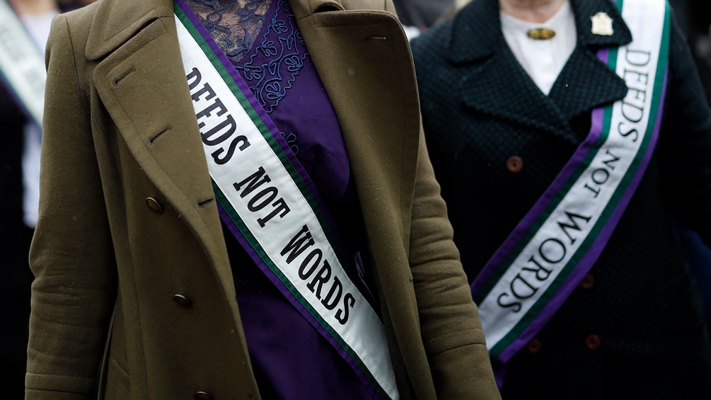 Frauen als Suffragetten angezogen