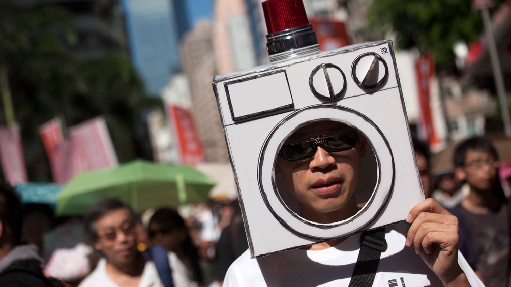 PICTUREDESK.COM/EPA/JEROME FAVRE Brainwash-Verspottung bei einer Demonstration