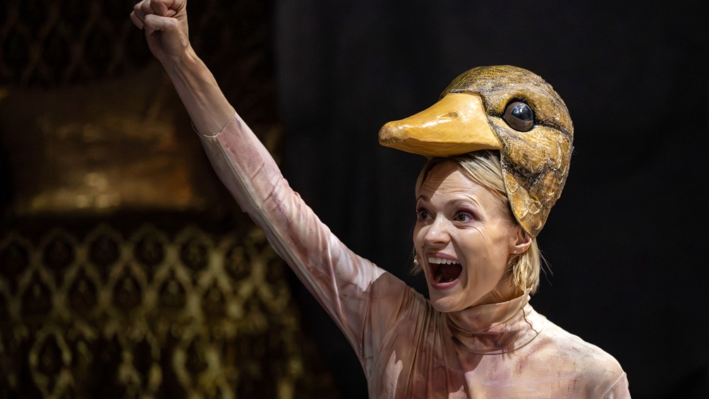 Mavie Hörbiger in "Unter Tieren"