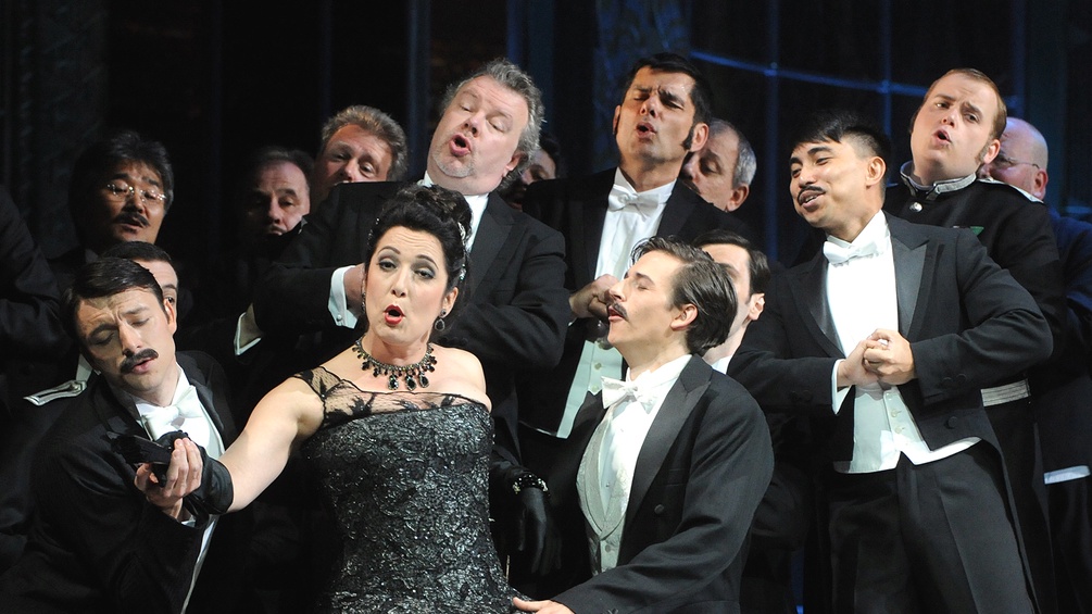 Alexandra Reinprecht als "Hanna Glawari" mit Mitglieder des Ensembles während einer Fotoprobe der Operette "Die lustige Witwe".
