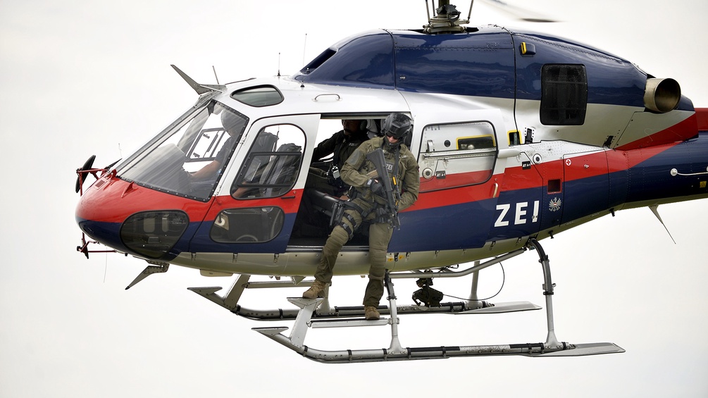 Einsatzkräfte der Polizei, Hubschrauber