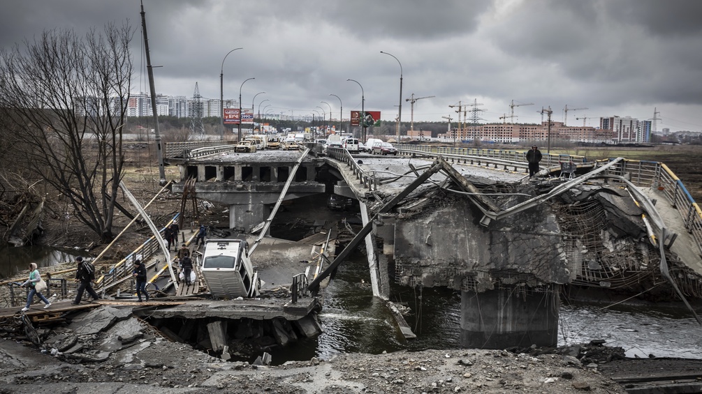 Zerstörte Brücke in der Ukraine