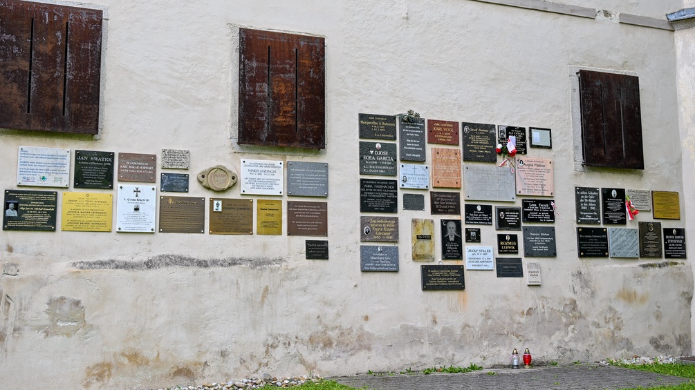 Gedenktafeln am Schloss Hartheim 