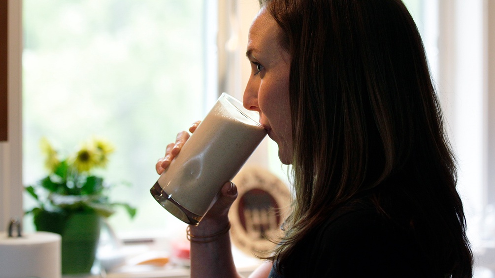 Frau trinkt Protein-Shake