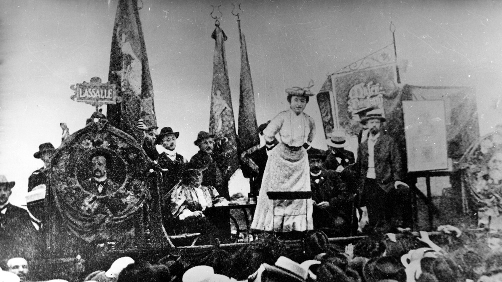 Rosa Luxemburg bei einer Ansprache im Jahr 1907