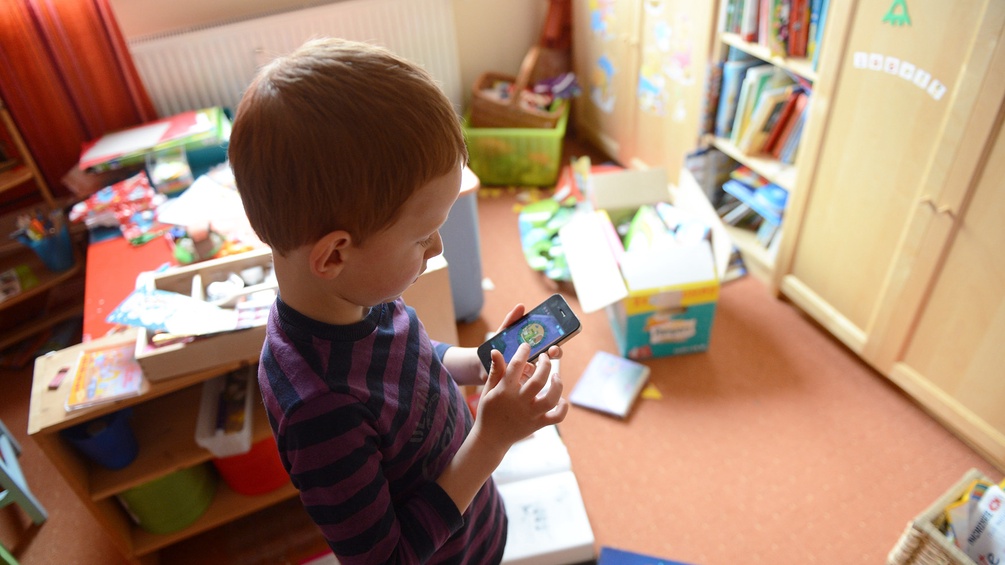 Kind spielt mit Smartphone