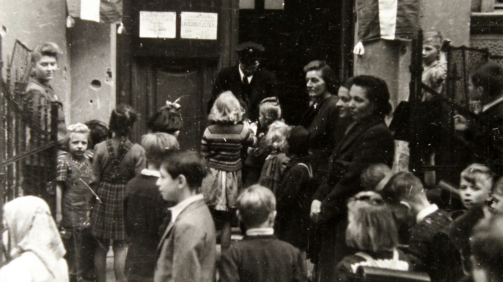 Besatzungszeit: Schulbeginn in einer Volksschule. 3. Oktober 1947