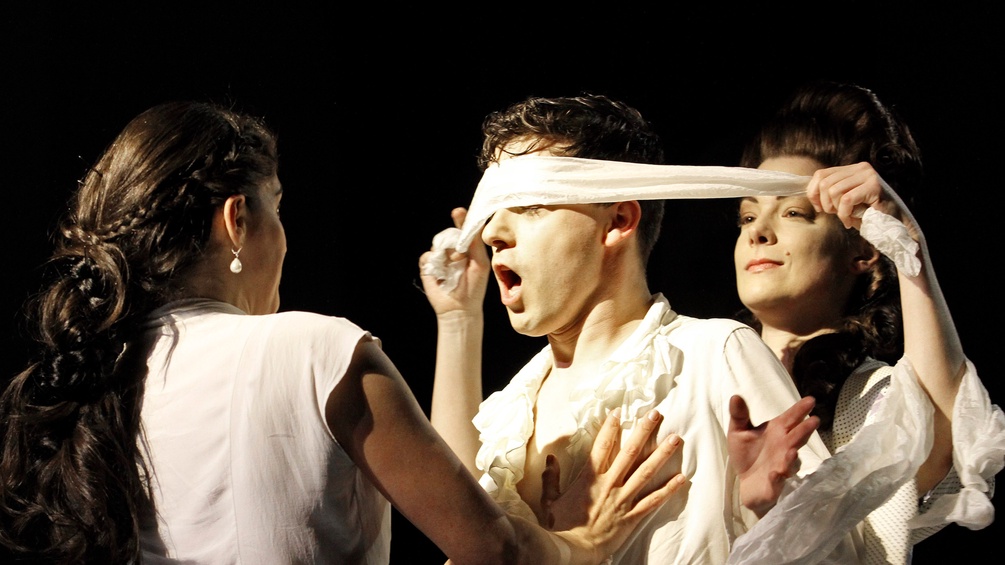 "Figaros Hochzeit": Cristiane Roncaglio (Susanna), Christophe Villa (Cherubino), Alexis Barthelemy (Graefin Almaviva), 2012