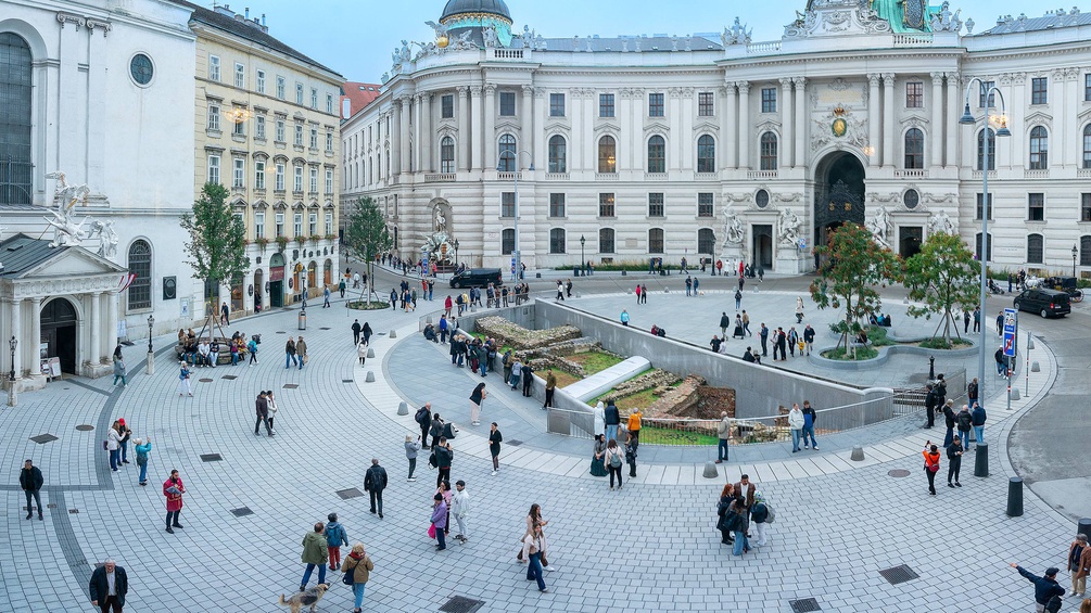 Passantinnen auf dem Michaelerplatz