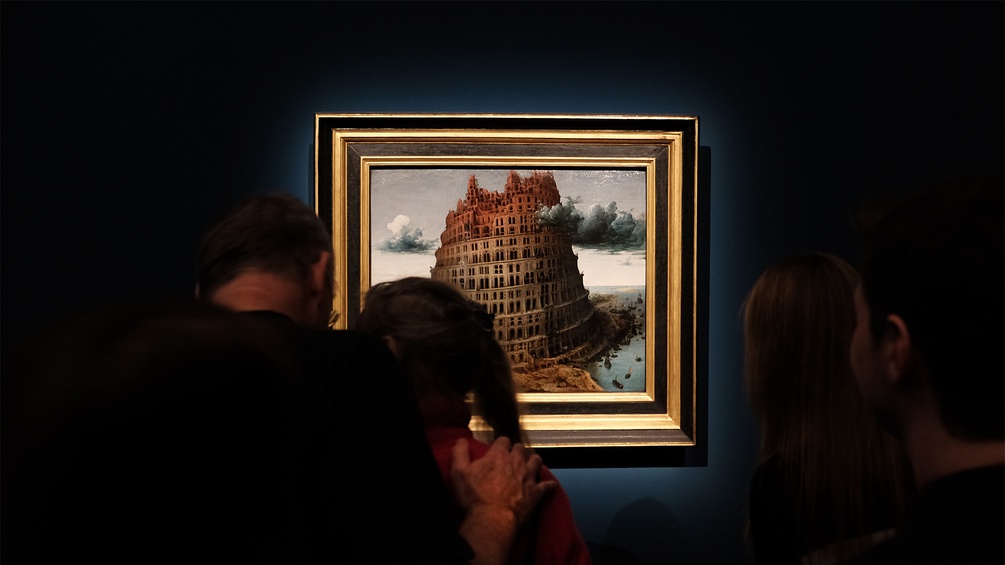 Menschen vor Breughels "Der Turmbau zu Babel"