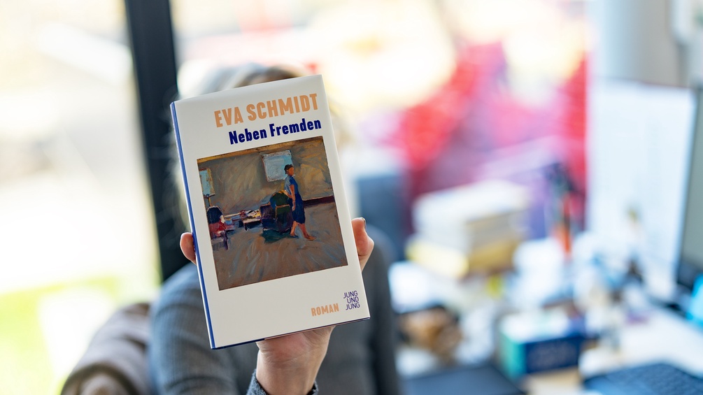 "Neben Fremden" von Eva Schmidt