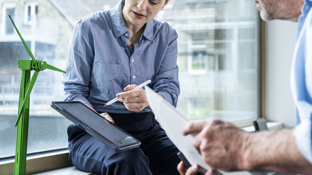 Frau und Mann besprechen etwas, Maschinenbau, Ingenieur