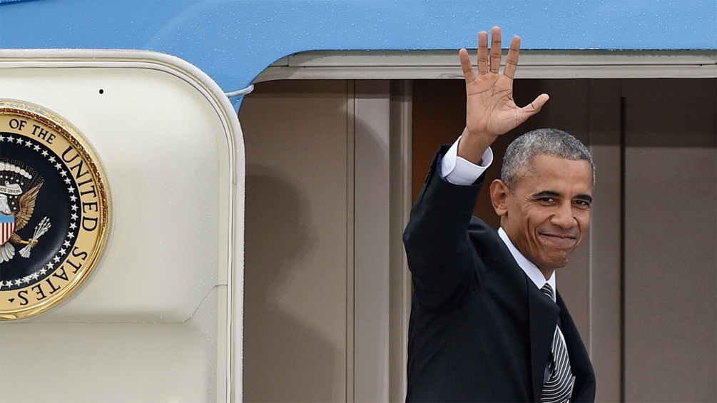 Barack Obama winkt aus dem Flugzeug