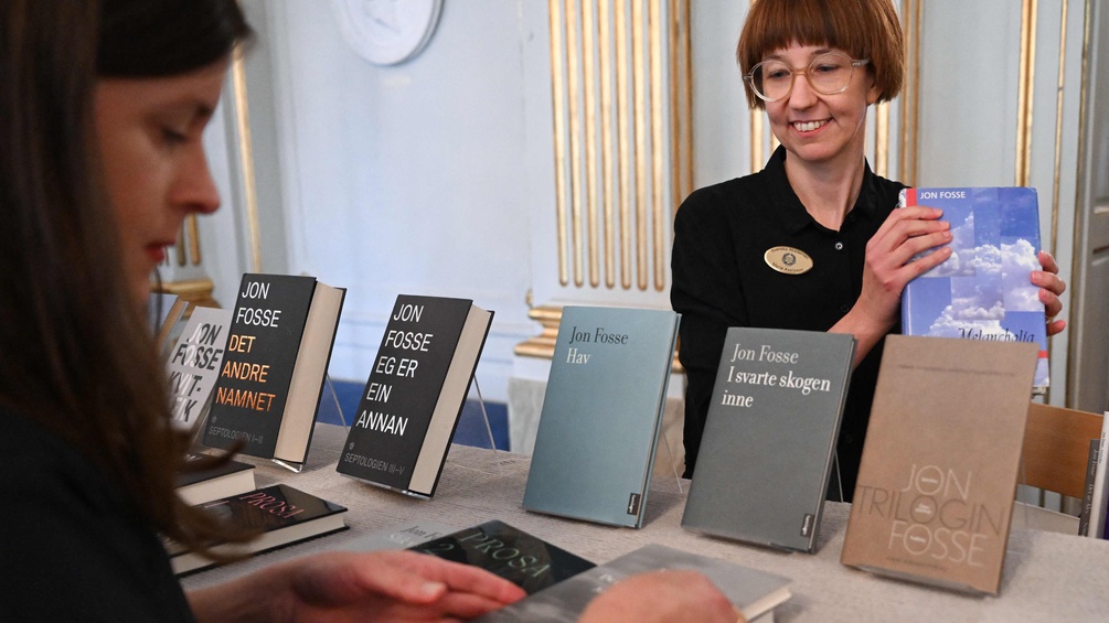 Frauen mit Büchern von Jon Fosse