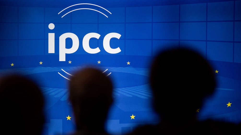 IPCC-Schriftzug, Schattenumrisse von Menschen