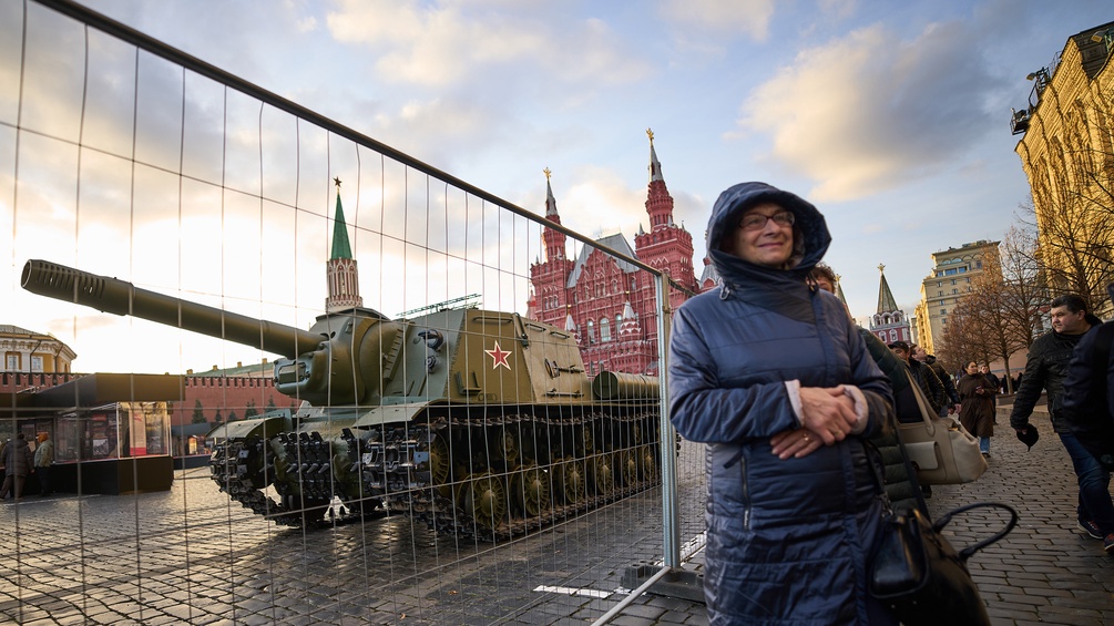 Russische Frau vor einem ausgestellten Panzer auf dem Roten Platz