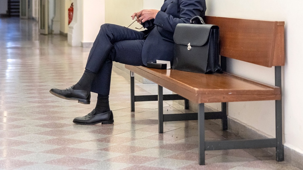PICTUREDESK.COM/EXPA/JOHANN GRODER Jurist auf einer Bank in einem Amtsgebäude