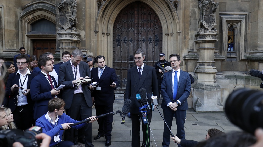 Britische Politiker sprechen zur Presse außerhalb des Westminster-Palastes
