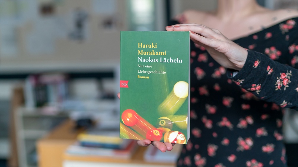Julia Reuter hält Buch in Händen: Haruki Murakami: "Naokos Lächeln"