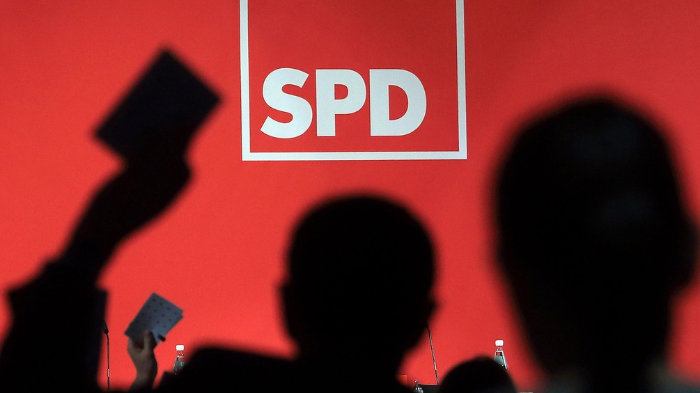 SPD-Mitglieder beim Abstimmen