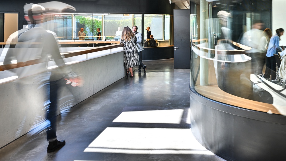 PICTUREDESK.COM/DPA/FELIX KÄSTLE Modernes Unigebäude, Mann in Bewegung