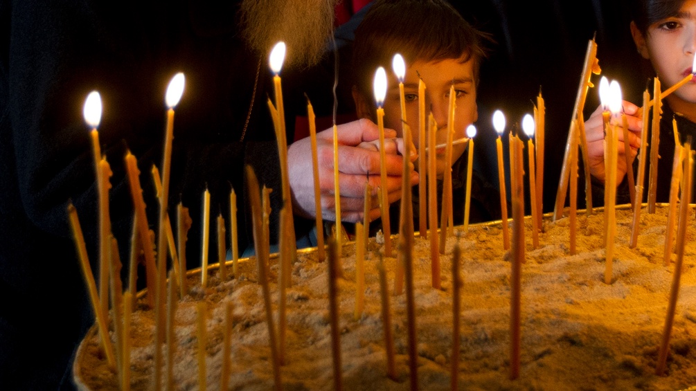 In einer orthodoxen Kirche werden während Weihnachten Kerzen angezündet