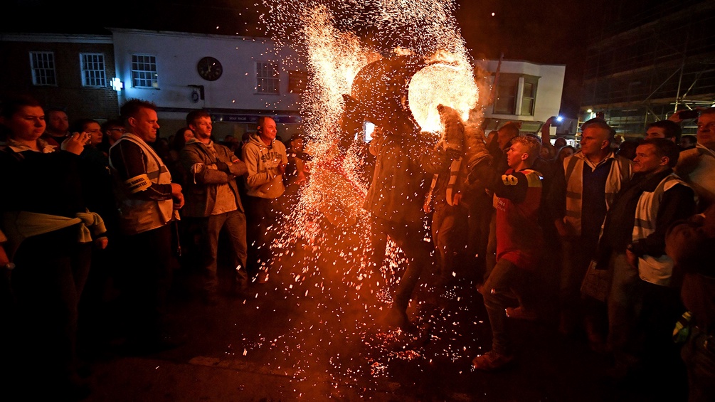 Guy Fawkes Day, Lagerfeuer