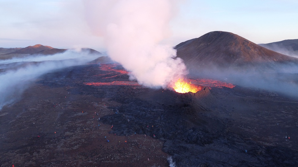 Rauch und Lava bei einem Vulkan in Island