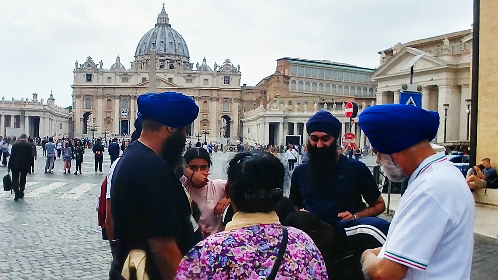 Eine Gruppe Sikhs auf dem Petersplatz in Rom