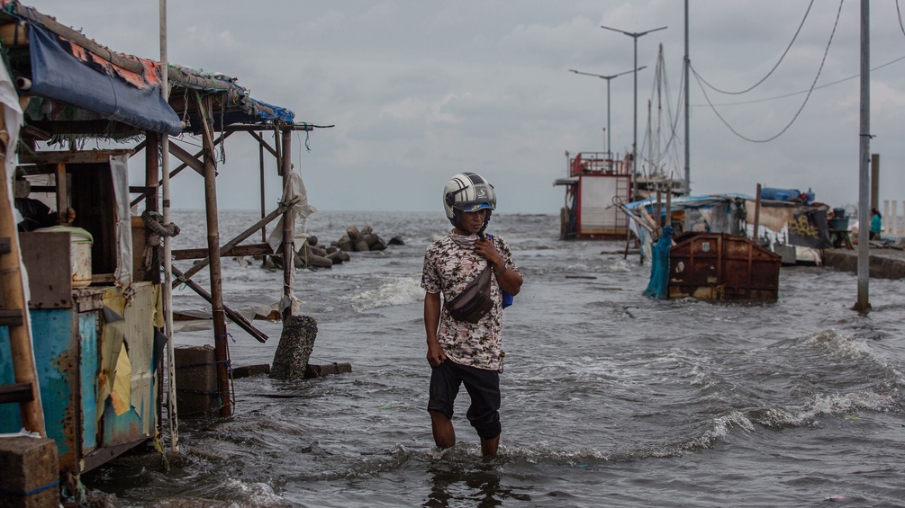 Ein Mann im Hochwasser in Jakarta