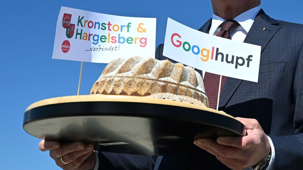 Thomas Stelzer mit dem "Googlhupf"