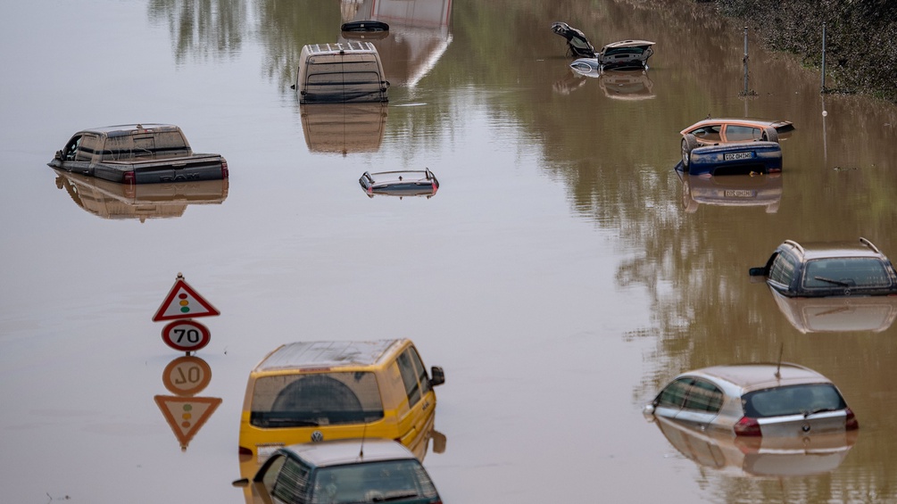 Autos stehen auf der überfluteten Bundesstraße 265 im Wasser.