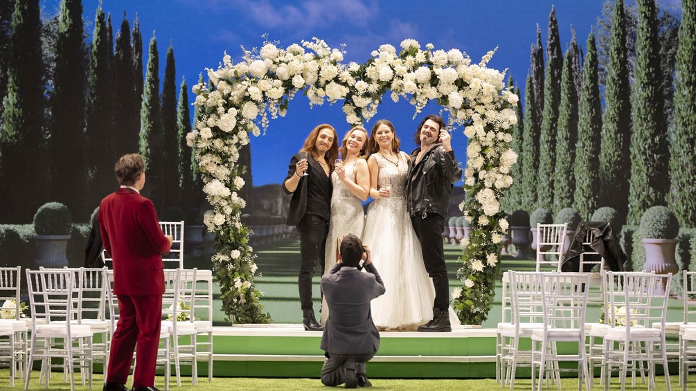 Szenenfoto, zwei Paare unter einem Kranz