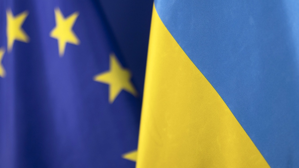 Fahne der Ukraine und der EU