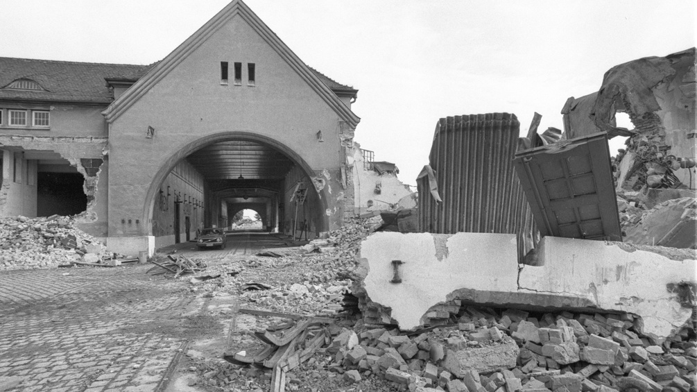 Abbruch der ehemaligen Hallen des Auslandsschlachthof in St. Marx (Arena). Wien 3. 15. Oktober 1976