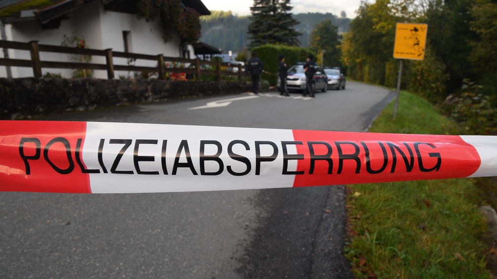 Der Tatort in Kitzbühel mit Polizeiabsperrungsband