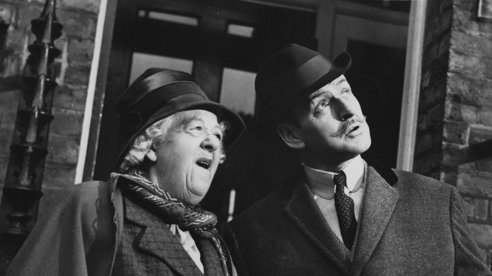 Tony Randall als Hercule Pairot und Margaret Rutherford as Miss Marple