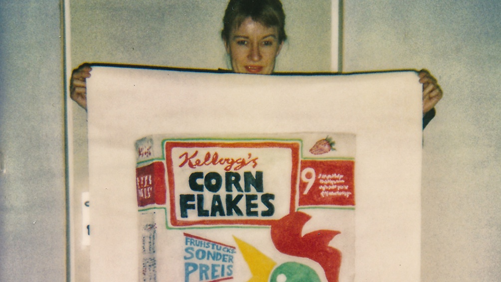 Gerda Lampalzer 1990 mit einer Zeichnung einer Cornflakes Packung.