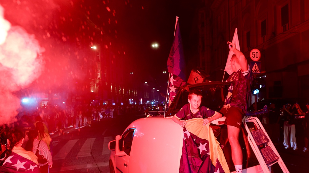 Fußball-Fans feiern in Sarajevo auf der Straße, WM 2026