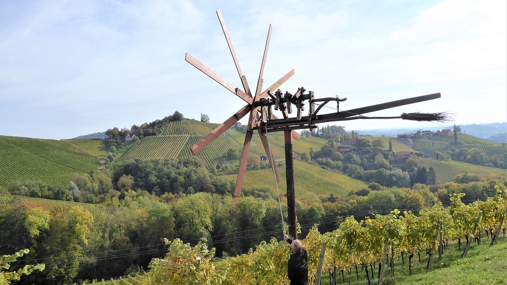 Ein Klapotetz breitet seine Flügel über die Weinberge an der Südsteirischen Weinstraße. Er ist das Symbol der Tourismusregion. 