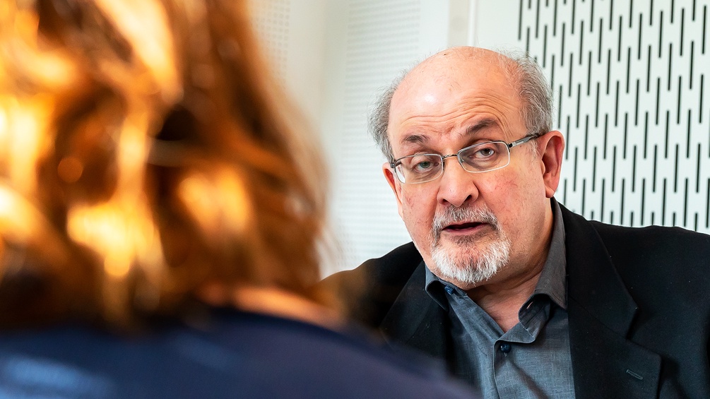 Salman Rushdie im Gespräch mit Renata Schmidtkunz