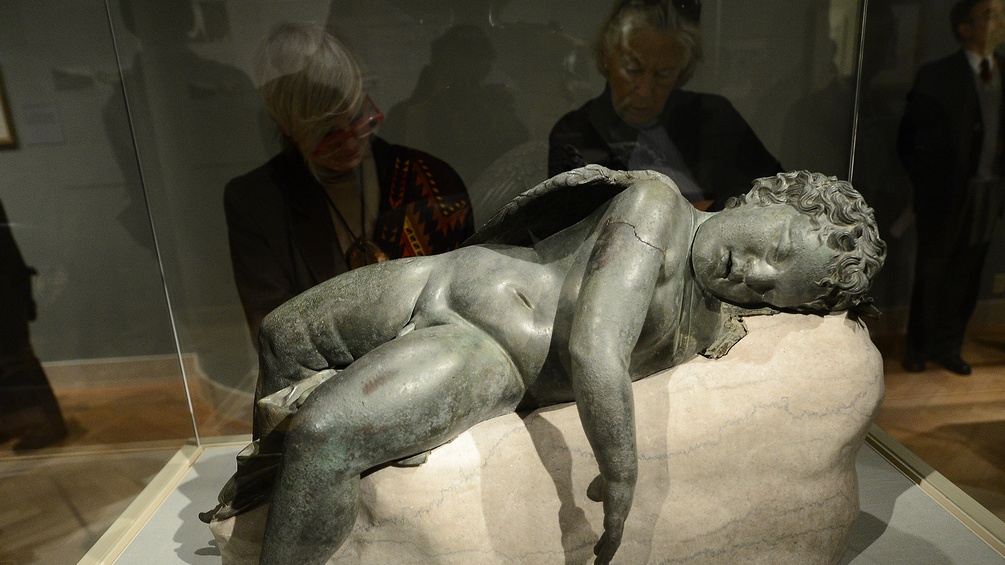 Museumspublikum vor einer liegenden Eros-Statue