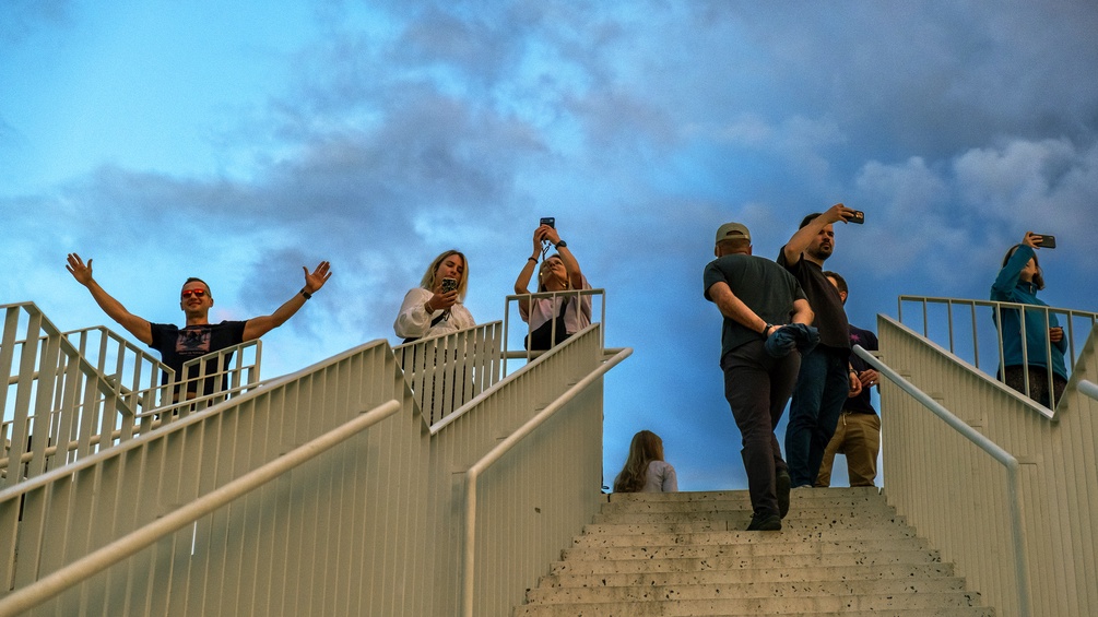 PICTUREDESK.COM/CARO/BASTIAN Albanische Menschen bei einem Treppenaufgang mit ihren Smartphones (Treppe auf die Pyramide von Tirana)