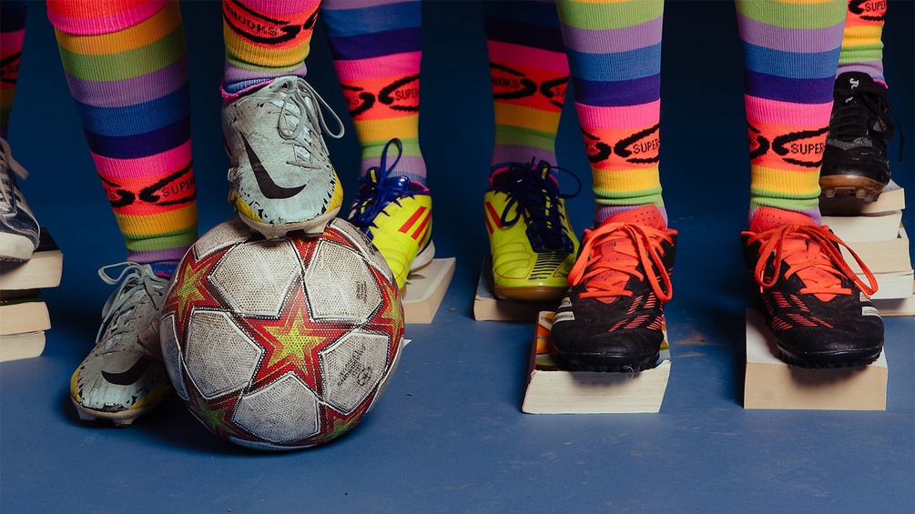 Sujet für die Projektreihe "Pirate Cultures Vienna": Fußballerbeine mit Ball